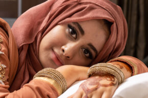 A hallmark of the "Unscripted" photography style—focusing on the beauty of a moment shared between the photographer and the subject. A beautiful, candid close-up portrait highlighting natural details and genuine emotion in an unposed, relaxed setting